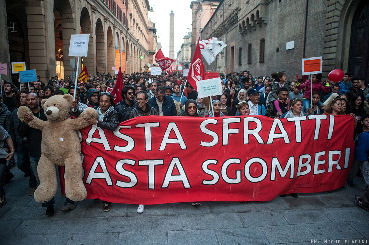 « Stop aux évacuations. Stop aux expulsions » : manifestation du Social Log à Bologne.