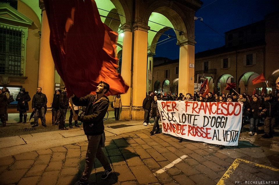 Début de la marche du 11 marzo, depuis Piazza Verdi. Sur la banderole : « Pour Francesco et les luttes d’aujourd’hui, drapeaux rouges au vent. »