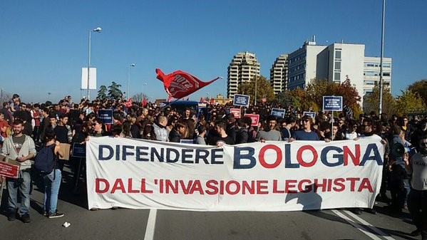 Rassemblement au Ponte Stalingrado, à l’appel du mouvement « Diffendere Bologna ».